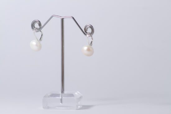 Pendiente Perla natural AA+ de agua dulce con  fornitura de Plata 925 cierre catalán 1,5cm
