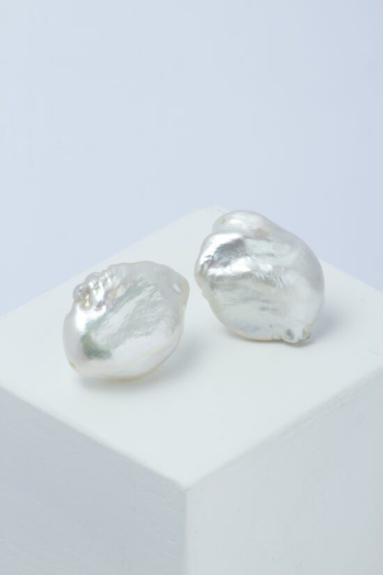 Pendiente de Perla natural  Barroca 2,7 cm con  fornitura de  plata 925